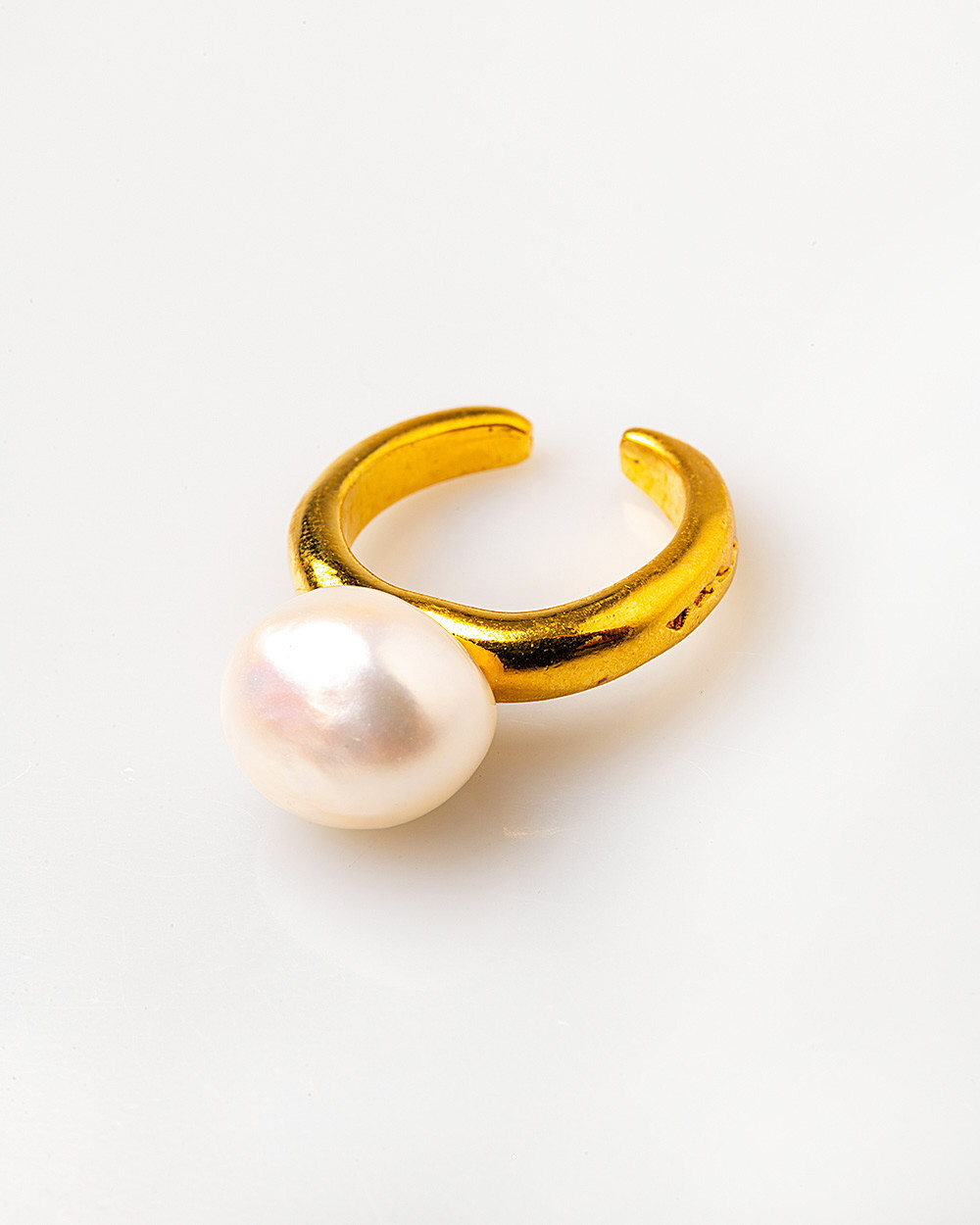 Adjustable ring with freshwater pearl