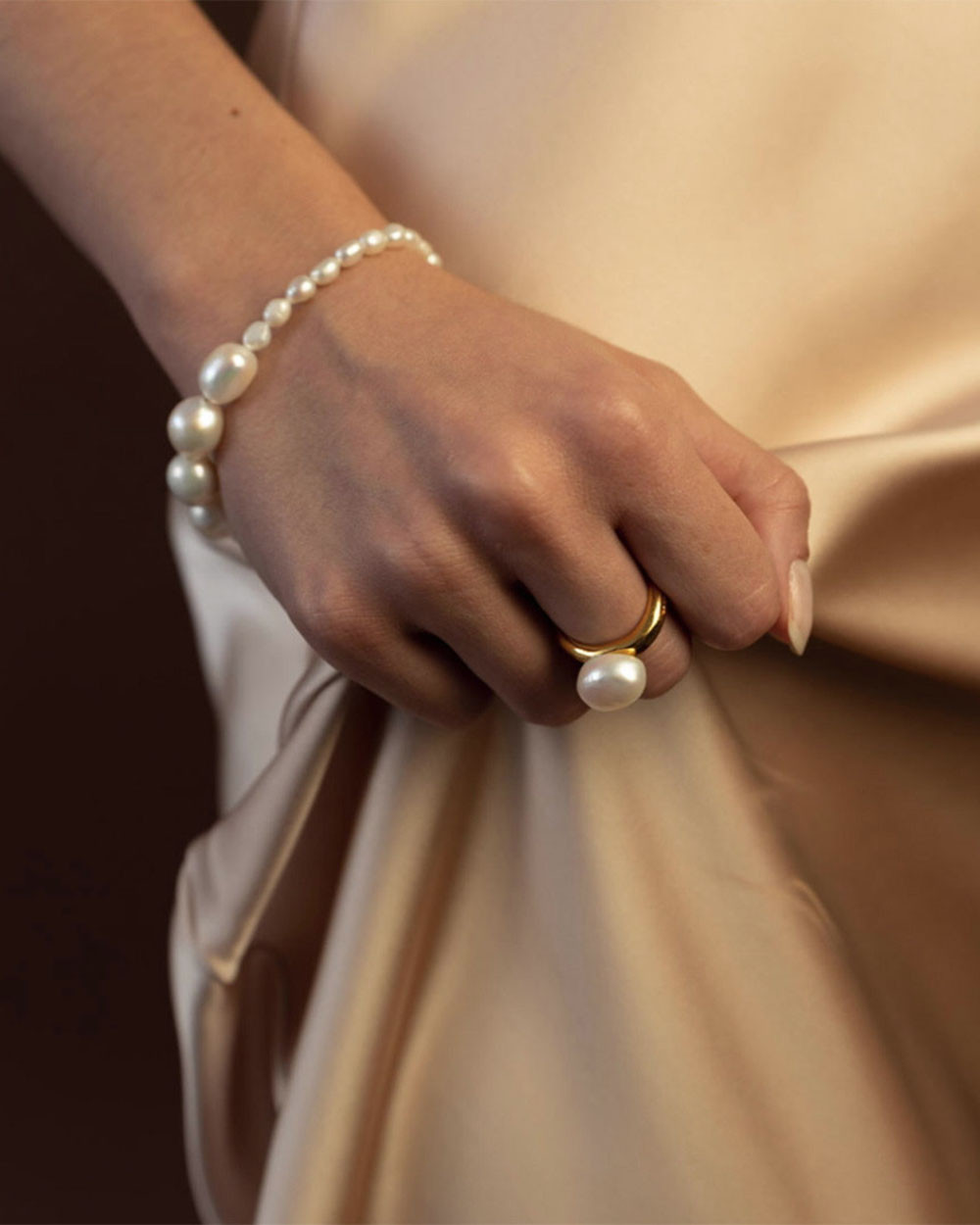 Adjustable ring with freshwater pearl