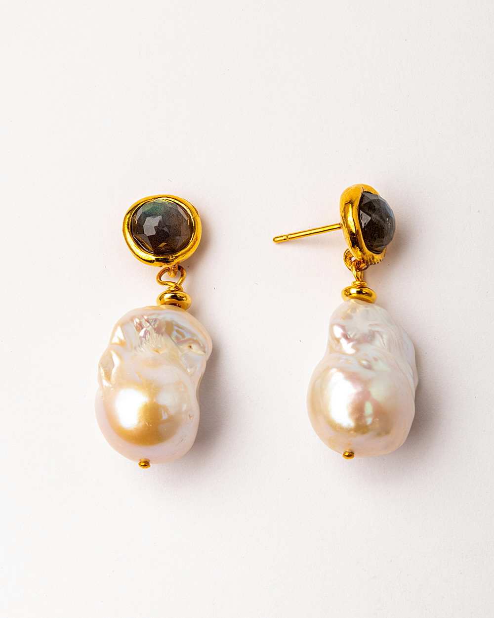 Earrings with freshwater pearls and labradorite
