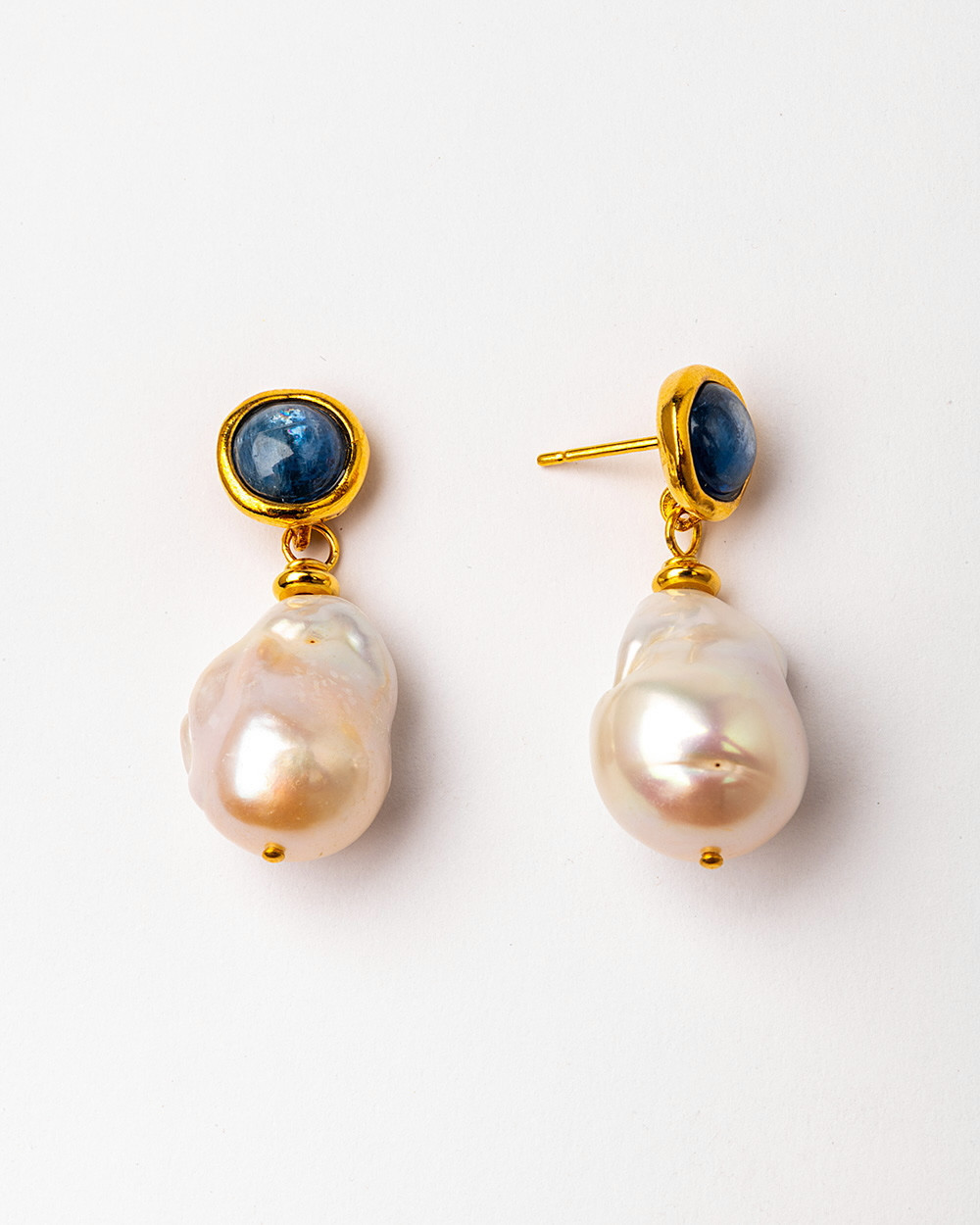 Earrings with freshwater pearls and kyanite