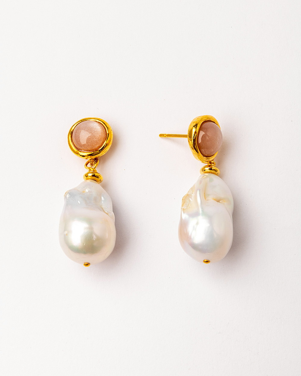 Earrings with freshwater pearls and moonstone