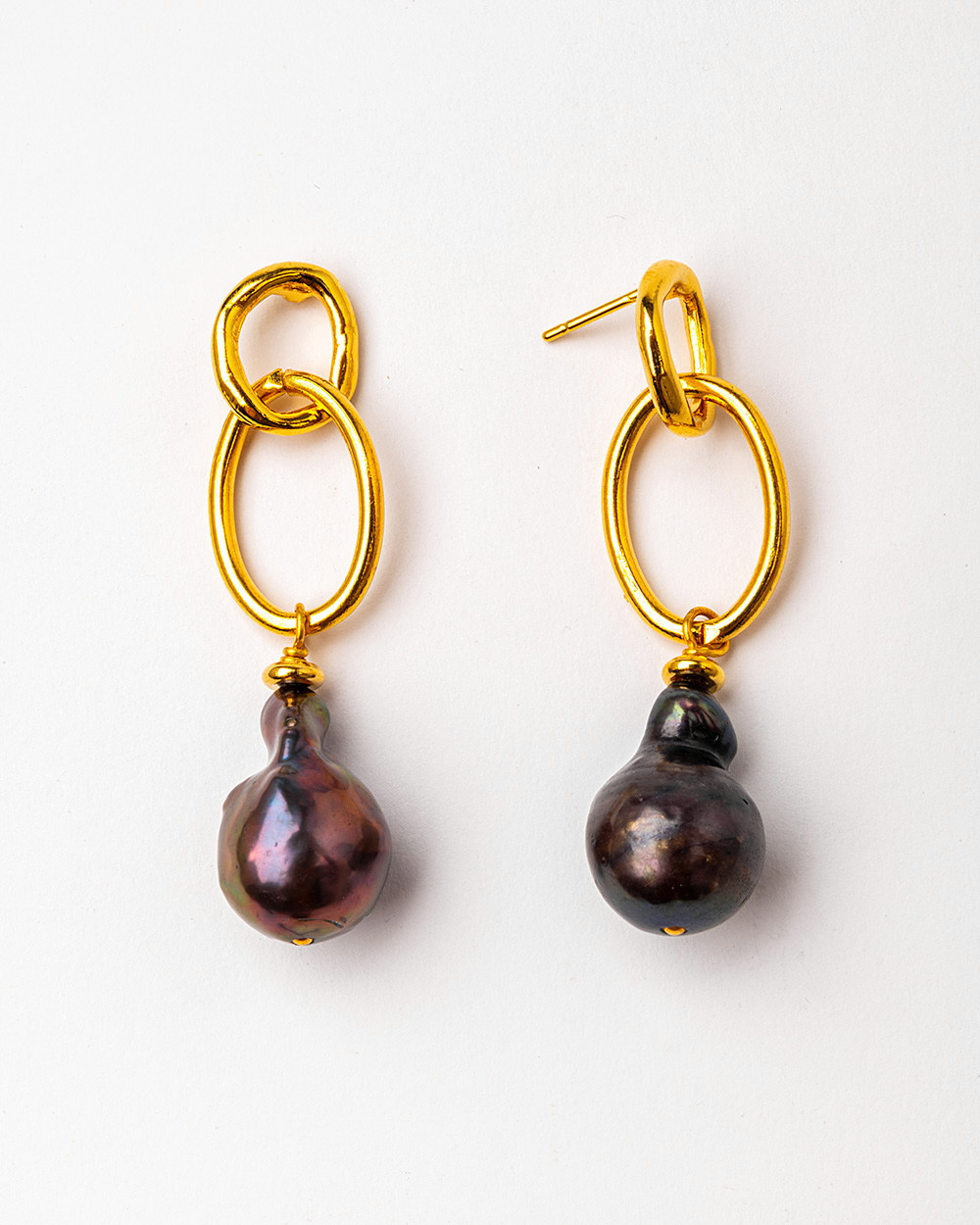 Earrings with black baroque freshwater pearl