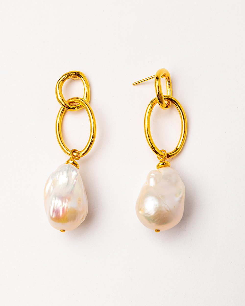 Earrings with baroque freshwater pearl