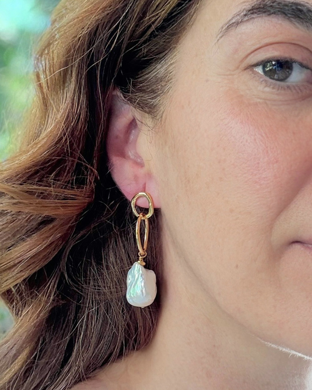 Earrings with baroque freshwater pearl