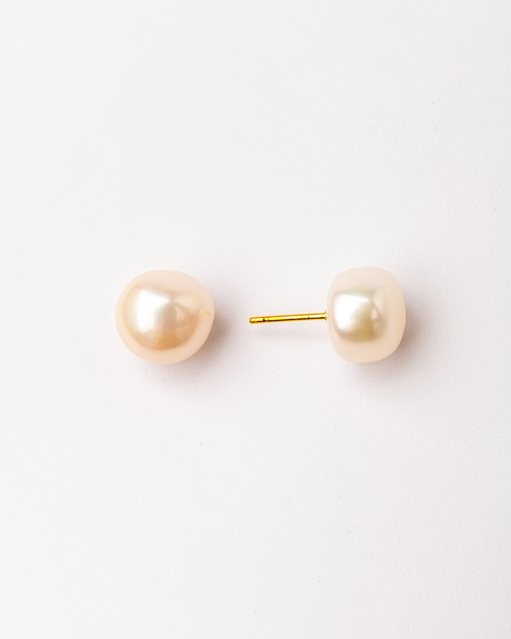 Earrings with freshwater pearls